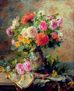 Vase mit Blumen und ein Fächer